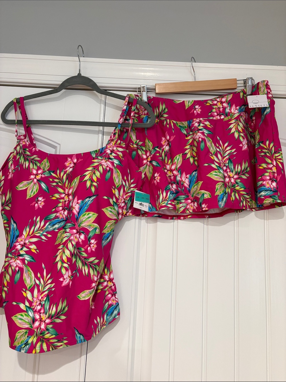 Sunsets Two-Piece Tankini Set in Fuchsia Tropical Design NWT